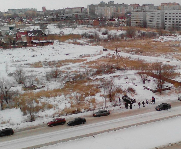 В Волгодонске на В-У автомобиль вылетел в кювет и перевернулся