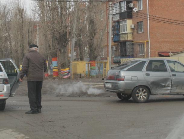 Два серебристых «ВАЗа» не поделили дорогу на светофоре в Волгодонске