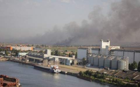 Волгодонские пожарные двое суток тушили пожар на левбердоне