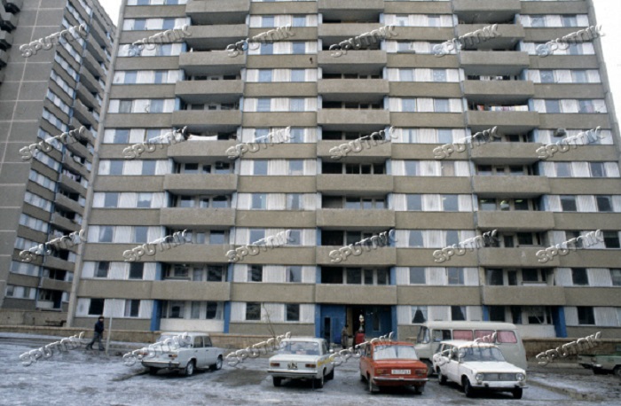 Волгодонск прежде и теперь: советские автомобили у подъезда небоскреба