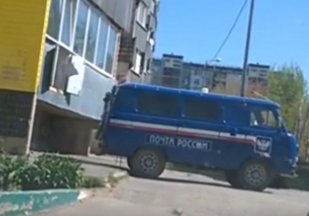 Швыряющих посылки работников «Почты России» снял на видео шокированный волгодонец 