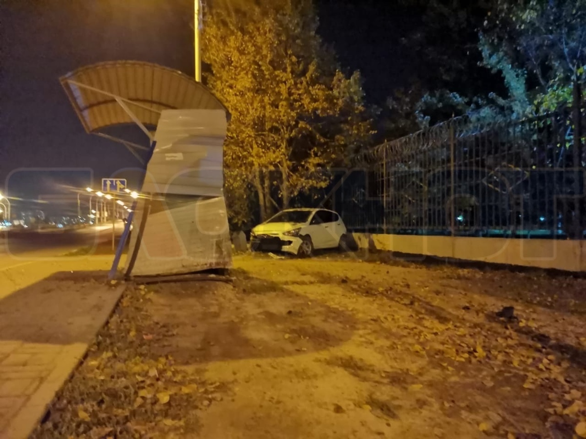 Водитель «Хендай» снес забор и врезался в остановку на Степной в Волгодонске