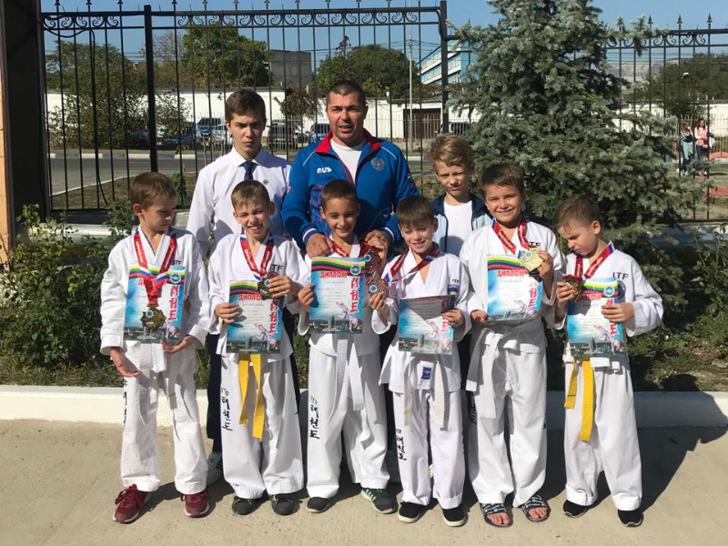 Юные тхэквондисты из Волгодонска вернулись с россыпью наград с Международных соревнований 
