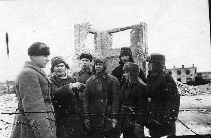Жители освобожденной станицы Цимлянской рассказывают советскому офицеру о зверствах немецких солдат.jpeg Жители освобожденной станицы Цимлянской рассказывают советскому офицеру о зверствах немецких солдат.jpeg