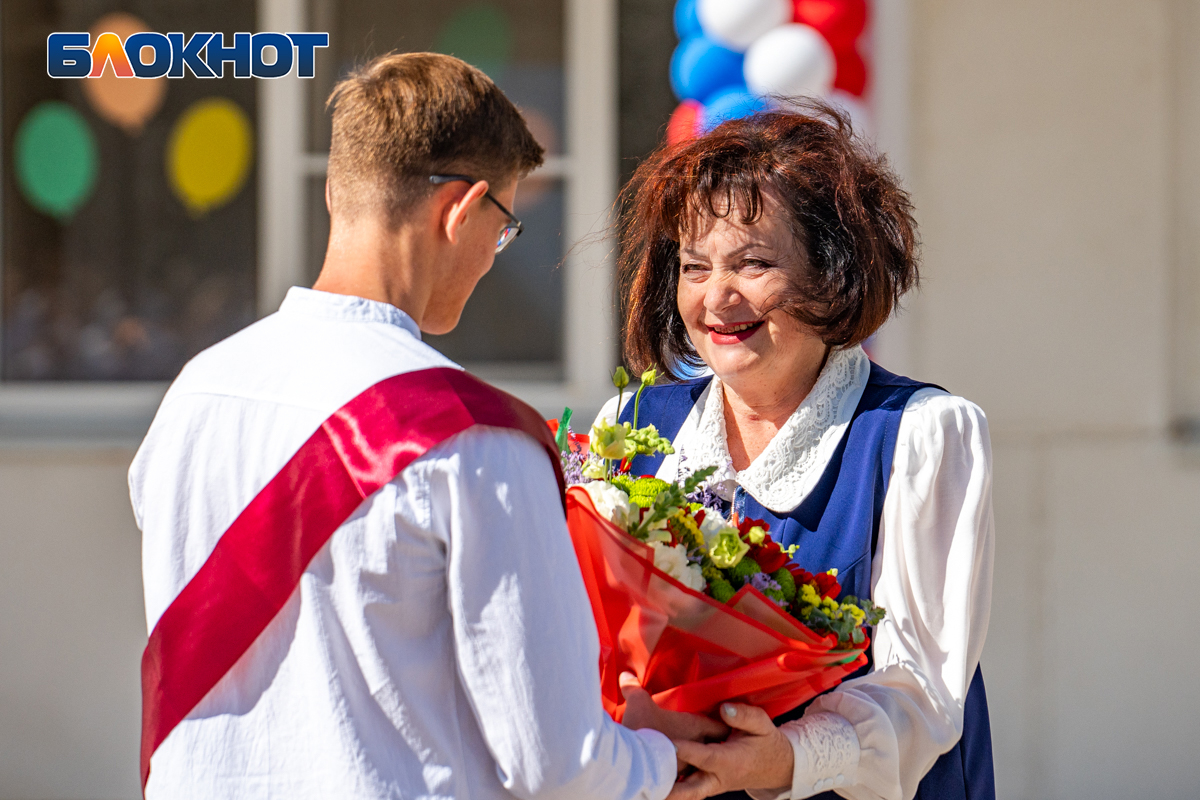 Слова напутствия, школьный вальс и прощальный звон колокольчика: последний  звонок прозвучал для волгодонских школьников | 24.05.2024 | Волгодонск -  БезФормата