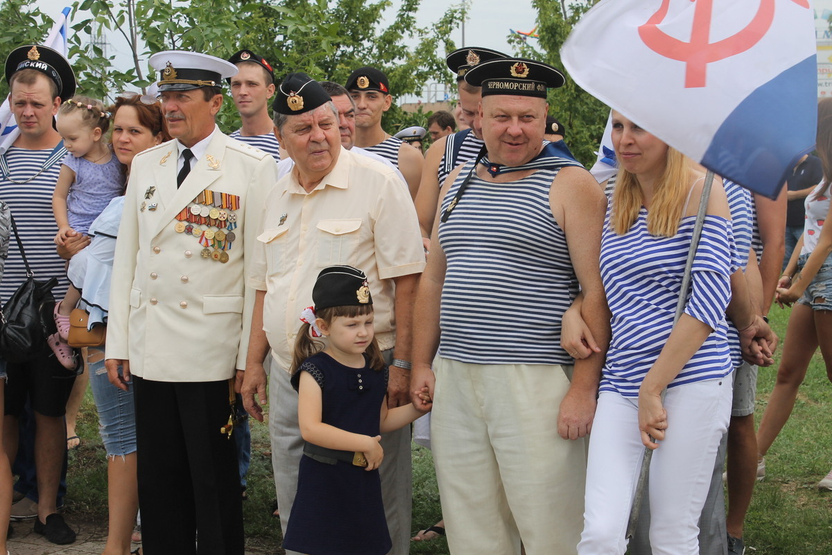 Актер флаг. Андреевский венок на день ВМФ. Праздник ВМФ В Касторенском районе. День ВМФ В Тюкалинске. Верхнеуральск день ВМФ.