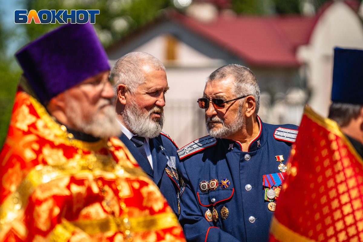 Волгодонск облачился в празднично-красный: православные верующие прошли  Крестным ходом по улицам города | 06.05.2024 | Волгодонск - БезФормата