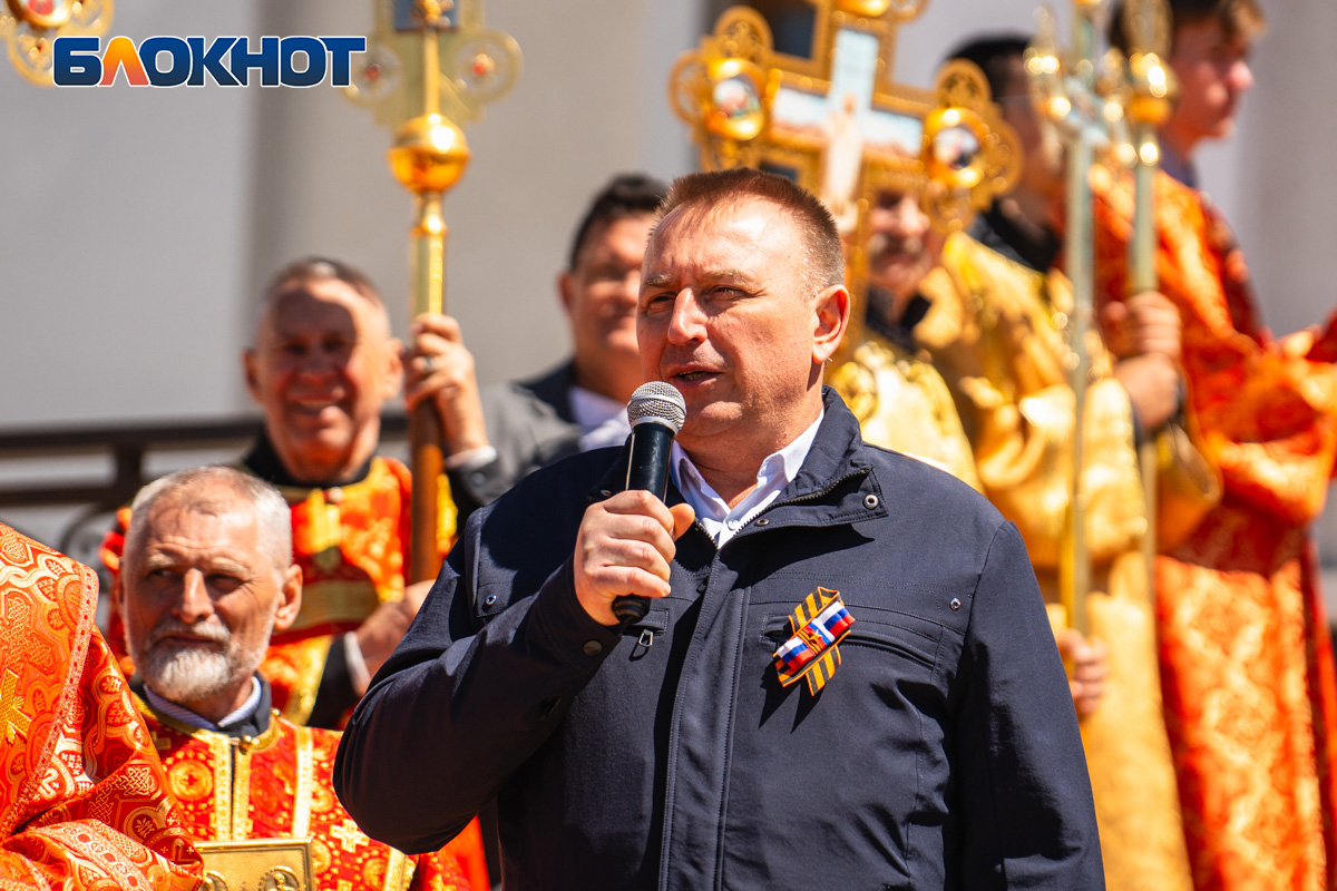 Волгодонск облачился в празднично-красный: православные верующие прошли  Крестным ходом по улицам города | 06.05.2024 | Волгодонск - БезФормата