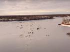 Десятки рыбаков  построили временный палаточный городок на льду котлована