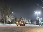Шесть коммунально-дорожных машин и четыре трактора убирали Волгодонск от снега ночью