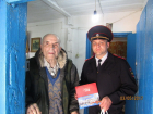Полицейские Волгодонска подарили ветеранам и труженикам тыла открытки в честь Дня Победы 