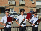 Молодые полицейские Волгодонска приняли присягу и прошли парадным маршем по плацу 