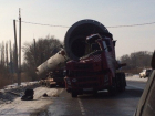 На трассе Ростов-Волгодонск многотонная труба раздавила кабину большегруза
