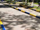 Желто-синие бордюры появились в одном из дворов Волгодонска