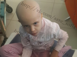 Четырехлетняя София Плаксий, страдающая редким видом рака, прошла третий курс химиотерапии из девяти
