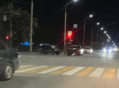 Два автомобиля не поделили дорогу на светофоре в Волгодонске