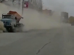 Коммунальная машина накрыла облаком пыли припаркованные автомобили на Кошевого