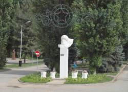 Календарь Волгодонска: 49 лет назад памятник Гагарину открыл вице-адмирал