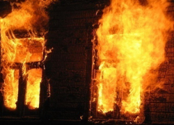 Большой частный дом сгорел в Мартыновском районе