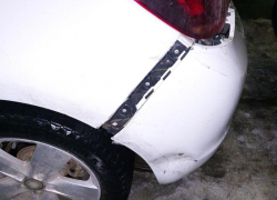 Неизвестный разбил припаркованный автомобиль в Волгодонске и скрылся