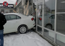 На Курчатова автомобиль без водителя протаранил магазин