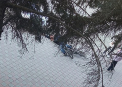 Пьяный велосипедист врезался в припаркованный автомобиль и потерял сознание в Волгодонске
