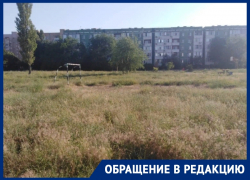 «Каникулы проходят мимо спорта»: волгодонцы требуют покоса травы на футбольном поле в квартале В-8 