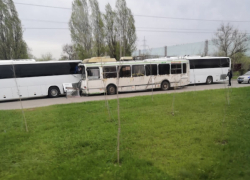 Троллейбус столкнулся с автобусом «Волгодонской АЭС-Сервис»  на проспекте Курчатова