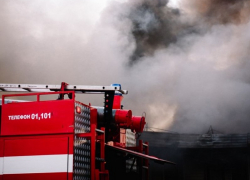 В Орловском сгорел крупный склад