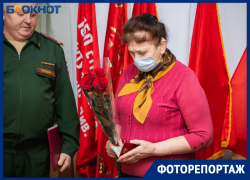 «За бой при освобождении города Керчь»: дочь ветерана получила ранее неизвестные боевые награды отца