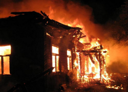 В Дубовском районе ночью сгорел большой одноэтажный дом