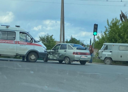 «Скорая» врезалась в ВАЗ-2112 на регулируемом перекрестке в Волгодонске