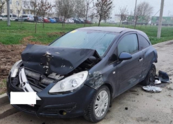 Одним ударом скрывшийся с места ДТП водитель повредил два припаркованных автомобиля в Волгодонске