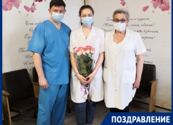 Работающая в ковидном госпитале врач-терапевт Нина Склярова отмечает день рождения
