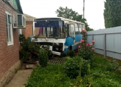 Автобус с отказавшими тормозами протаранил забор и остановился в сантиметрах от жилого дома