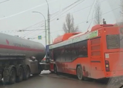 Автобус врезался в бензовоз на Курчатова