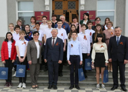 15 школьников Волгодонска получили первые паспорта из рук главы администрации