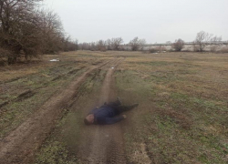 Труп неизвестного мужчины нашли в поле недалеко от Волгодонска