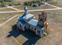 Волгодонец снял на видео в Цимлянском районе одну из первых в России железобетонных церквей