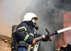 В Романовской пожарные вытащили из горящего дома человека
