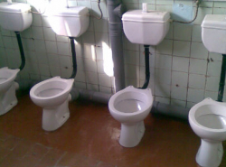 ПОЗОР БАБКЕ В СЕМИКАРАКОРСКОМ ТУАЛЕТЕ!