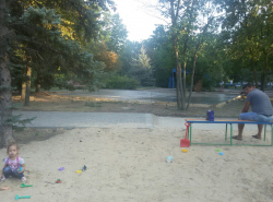 Залили бетон, а где ограждения?