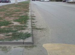 В Волгодонске на дорогах лежит песок с прошлой зимы