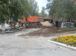 Около «Машеньки» доламывают советский тротуар