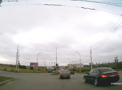 Альтернативно одаренный поворачивает с правого ряда на мосту