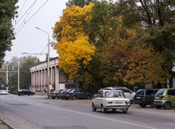 Кто приделал Востоку колонны?