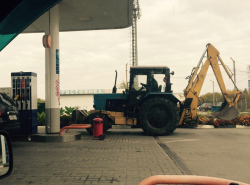 В очереди на заправке!