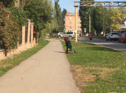 Зачем она встала на колени?!