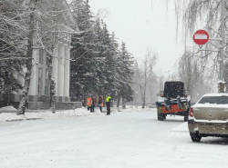 Чистили бы так везде, а не только возле администрации