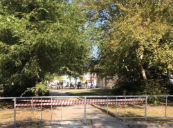 Всё обставили заборами